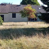 achter grote omheinde tuin