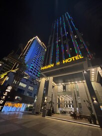 夜のホテルフロント