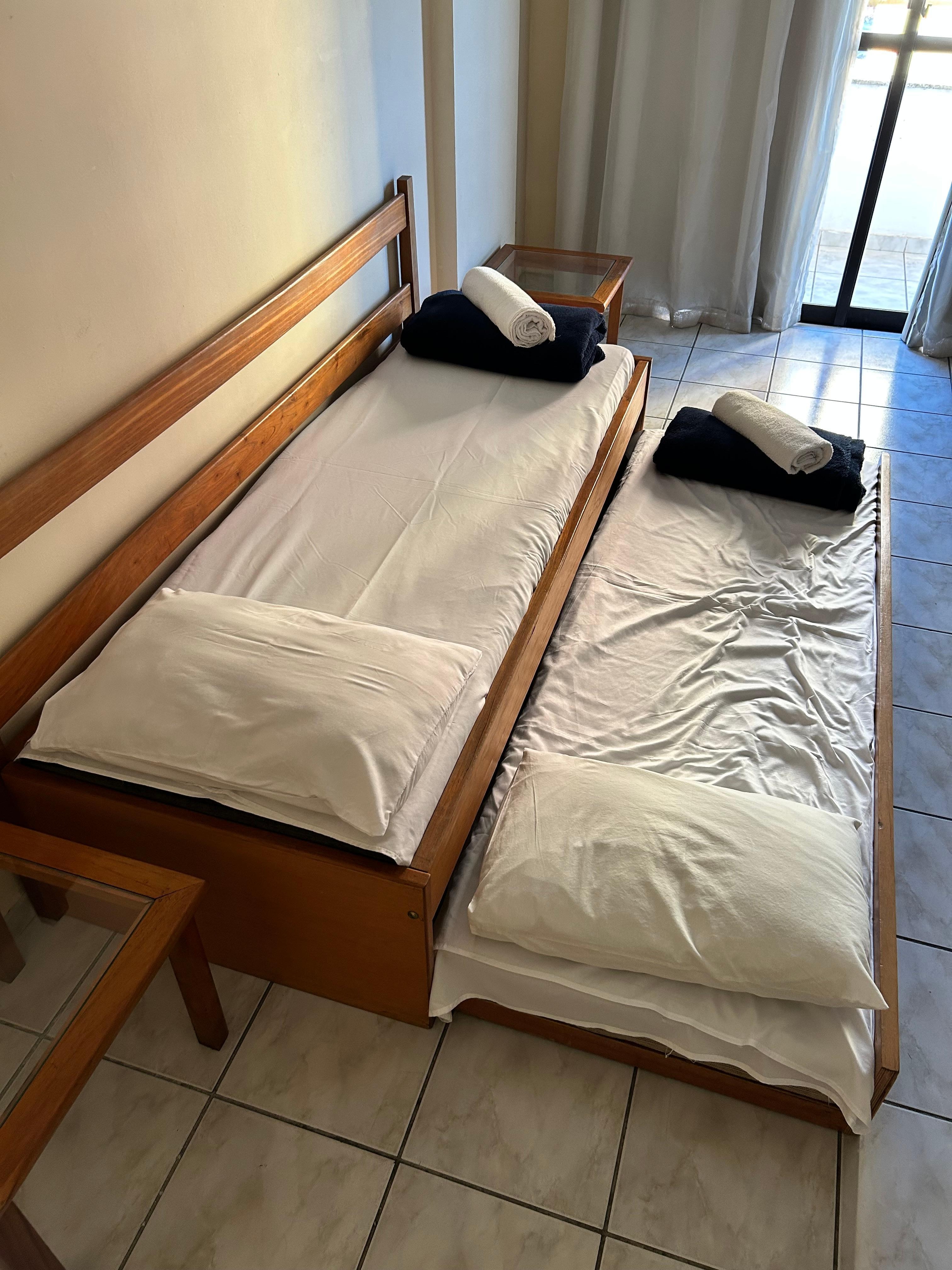 Cama auxiliar (sofá cama) extremamente pequena.