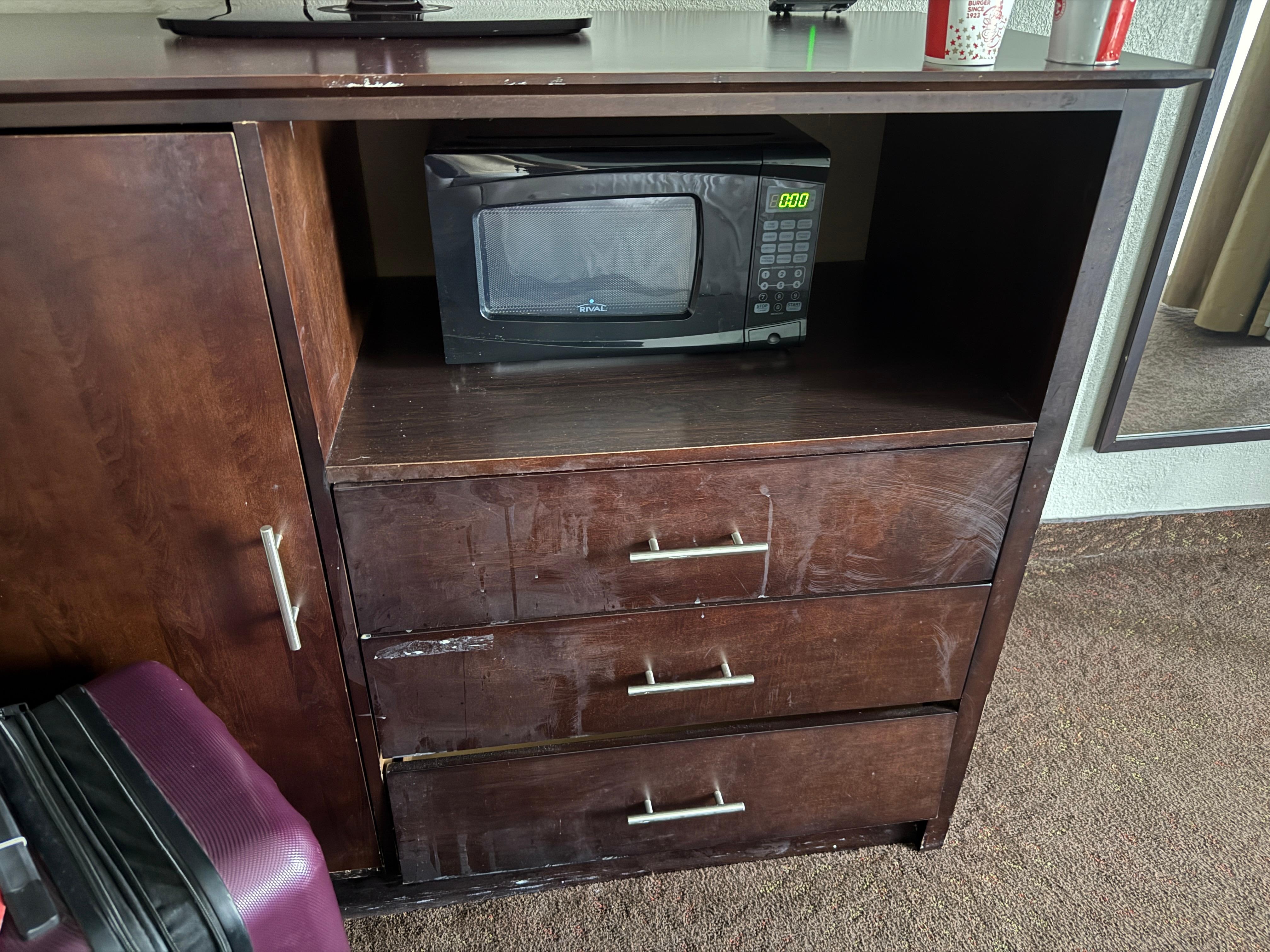Bottom drawer broken / something dripped down the front never cleaned 