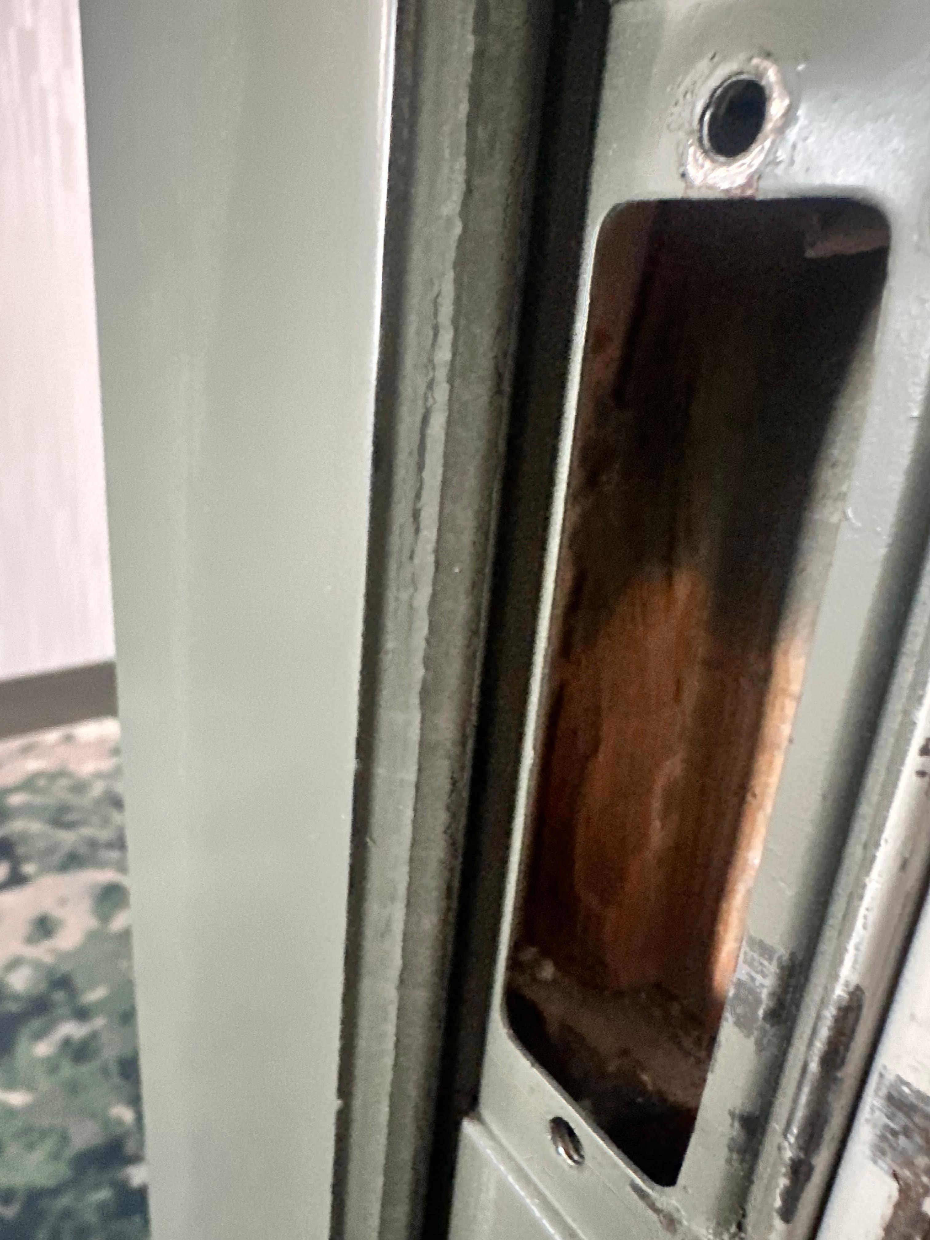 Umm where is the latch to the door? 😳