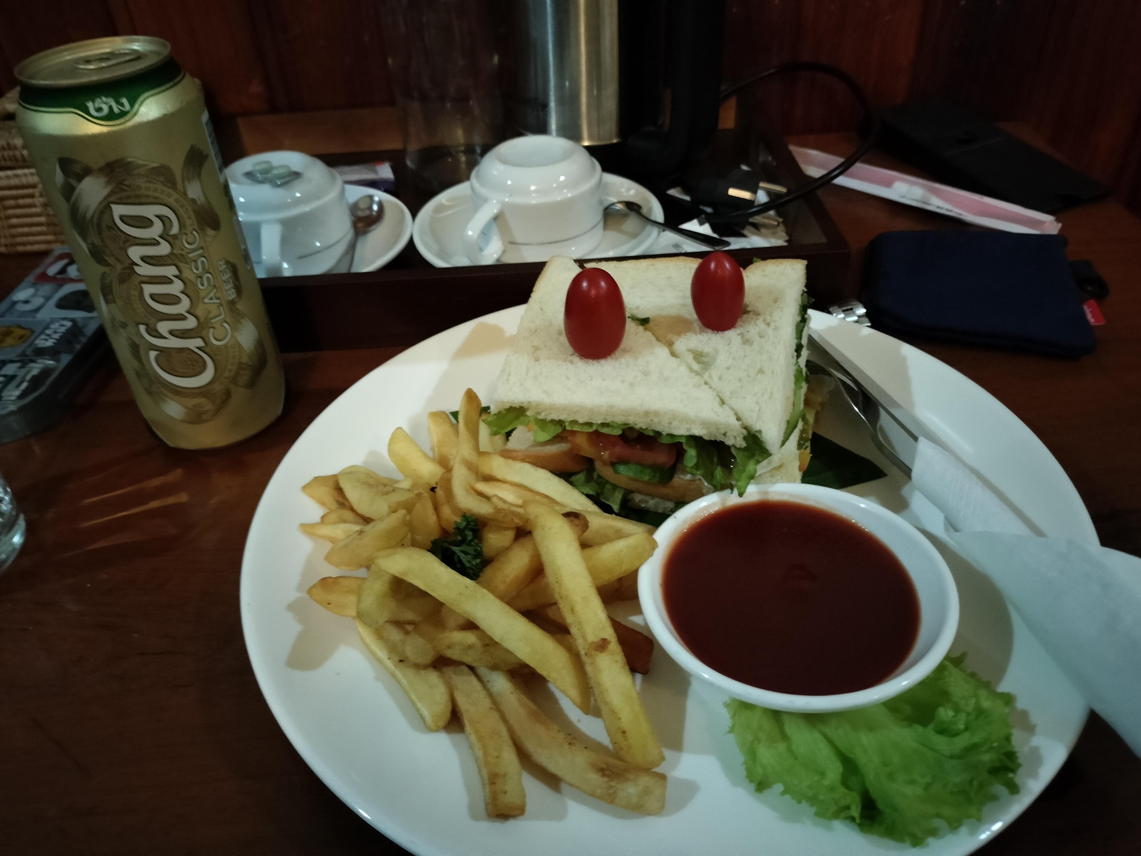 ハッピーアワーの食事です。これで2ドルは安いです。