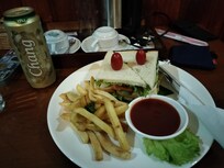 ハッピーアワーの食事です。これで2ドルは安いです。