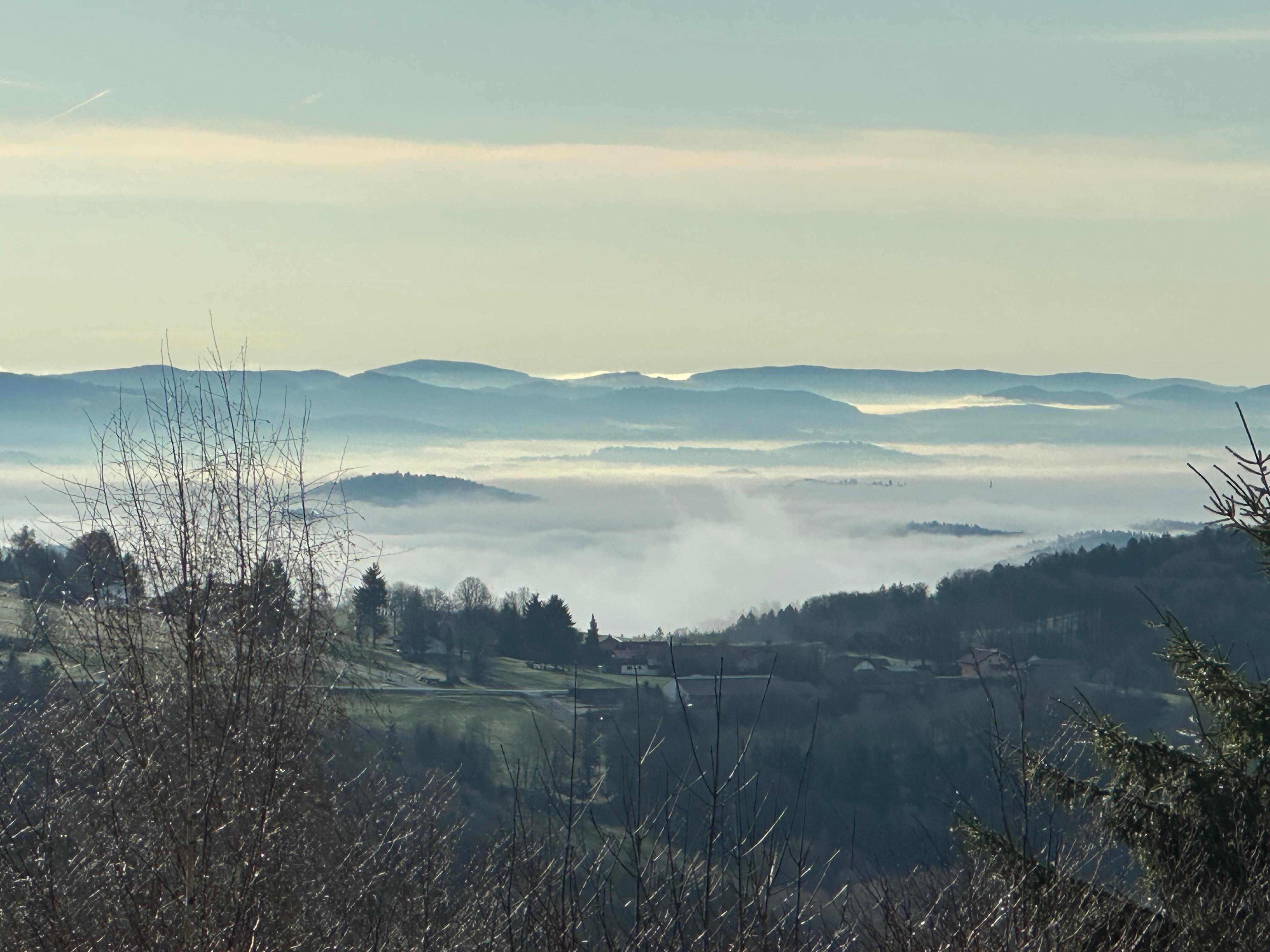 Ausblick vom Haus morgens, als im Tal noch die Wolken hingen. 