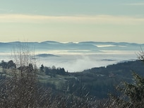 Ausblick vom Haus morgens, als im Tal noch die Wolken hingen.