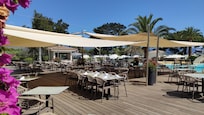 Terrasse où nous avons dîné. Très agréable avec le son de l'eau du jacuzzi à débordement.
