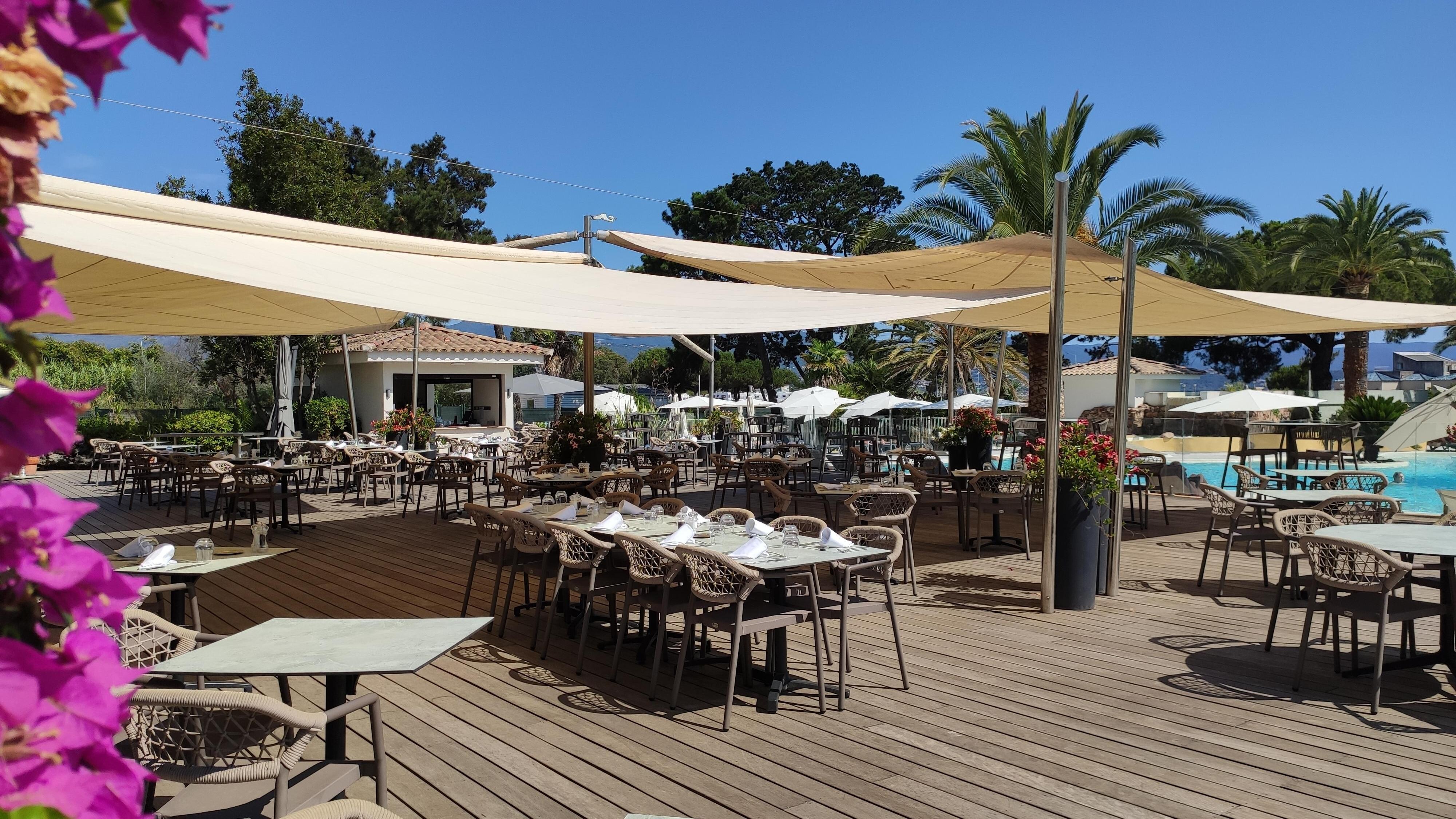 Terrasse où nous avons dîné. Très agréable avec le son de l'eau du jacuzzi à débordement.