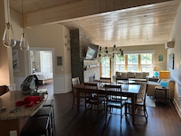 Woonkamer, keuken, fire place en balkon