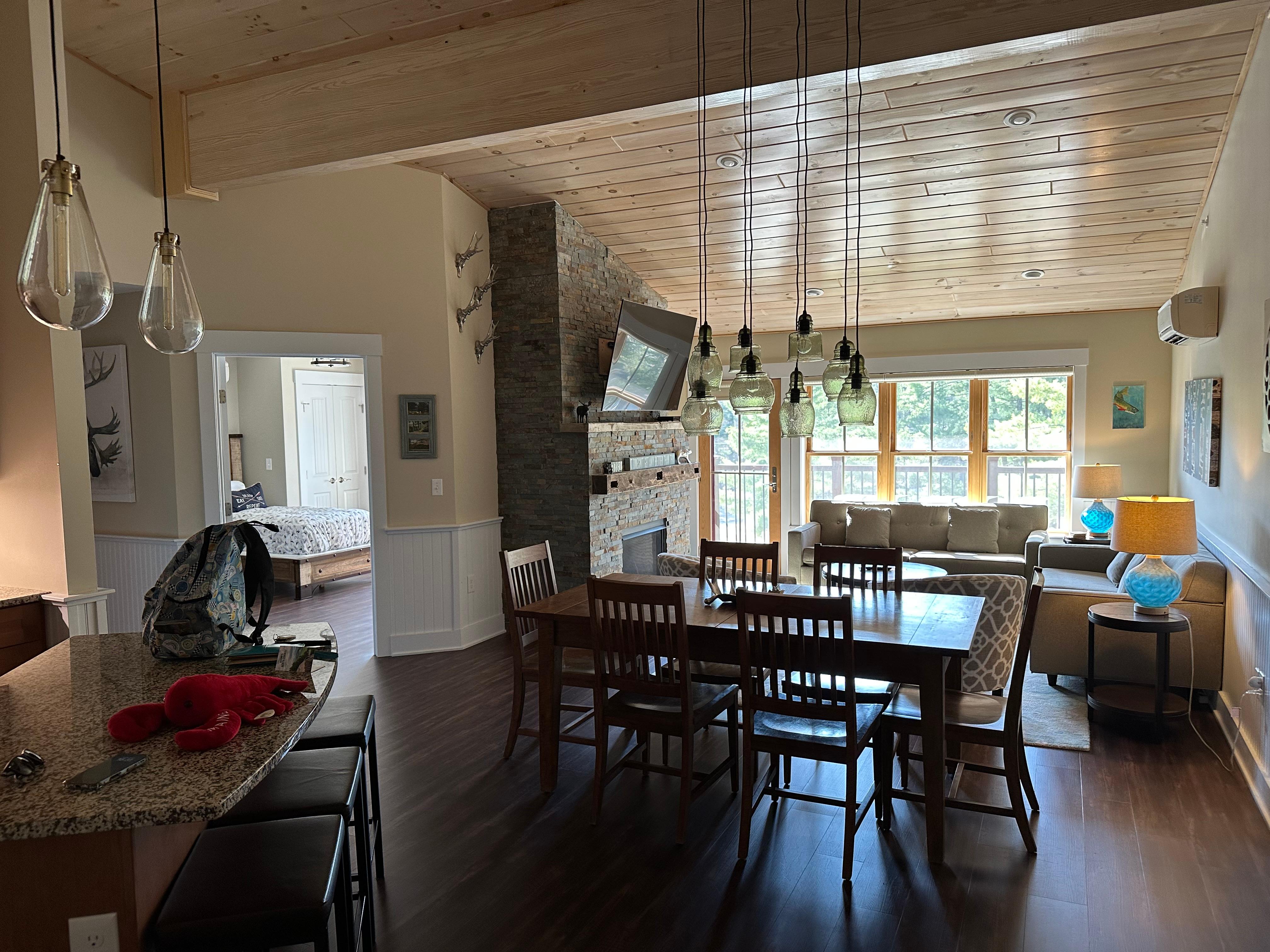 Woonkamer, keuken, fire place en balkon