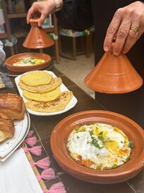 Petit déjeuner servi par Naima..Chaque jour différent