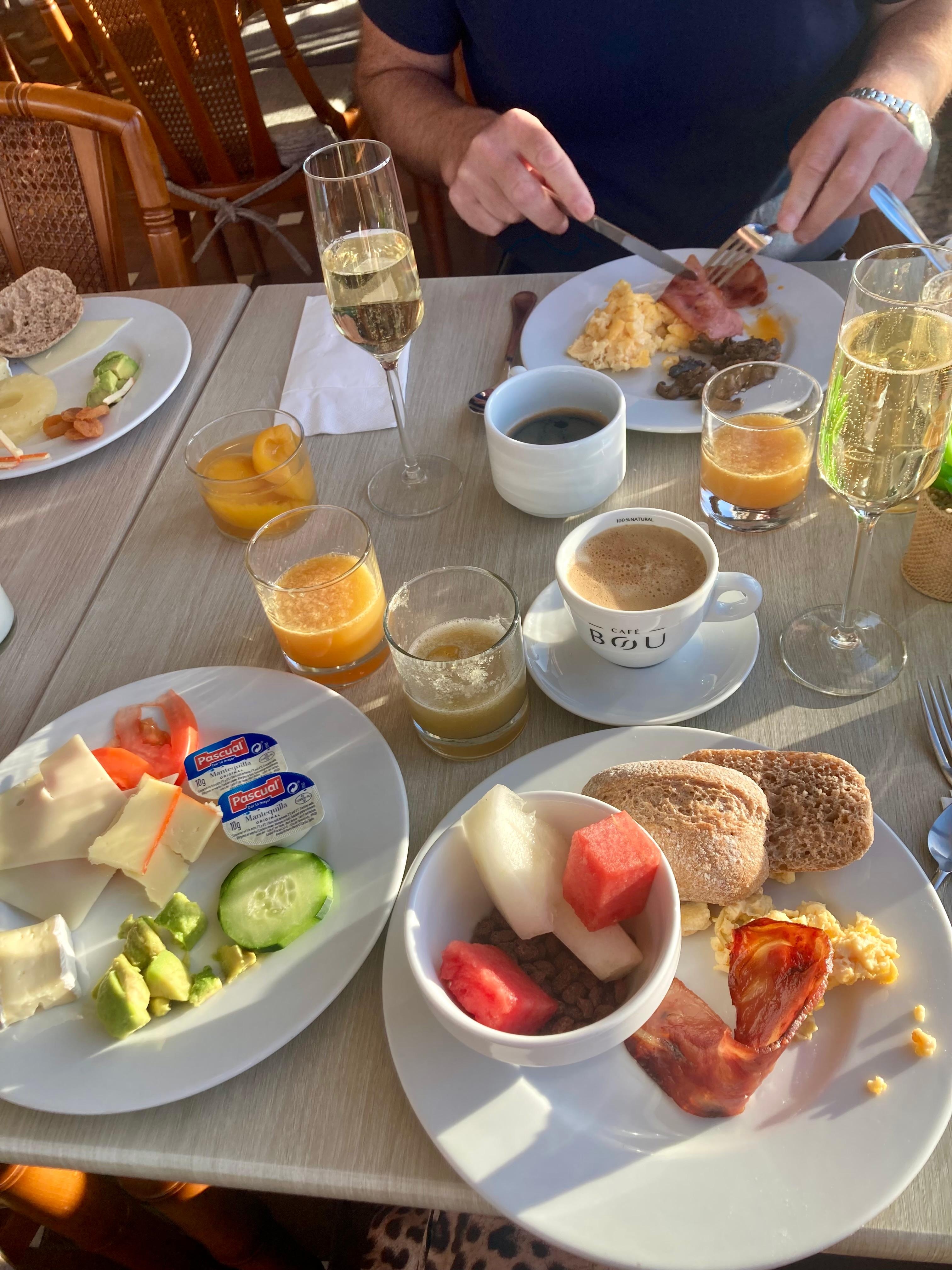 Grönsaksshottar och färskpressad juice. 
Nybakat cockies 