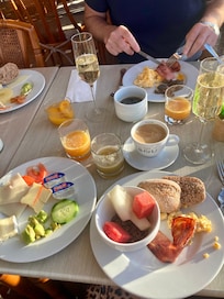 Grönsaksshottar och färskpressad juice.
Nybakat cockies