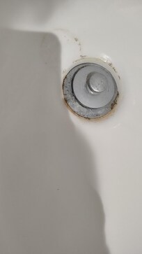 photo of the bathtub drain