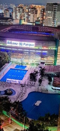 Vista da cobertura; dava até para ouvir um pouco do show na arena!
