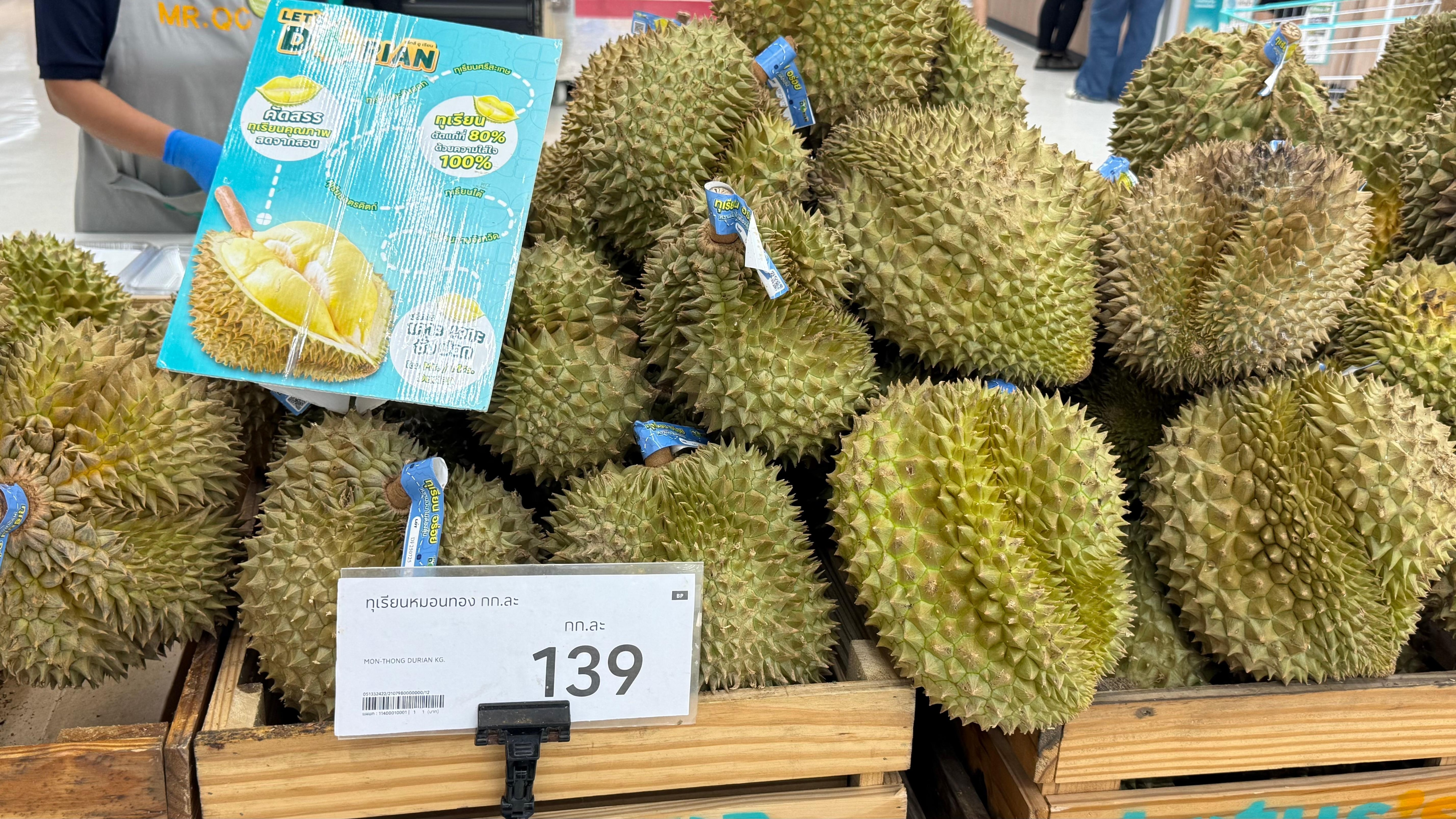 ロータス大型店舗で青果コーナーでドリアン1個買い約3kgの果肉が取れて450B  2,000円程満喫出来る。果物は市場よりスーパーの方が安心だ。