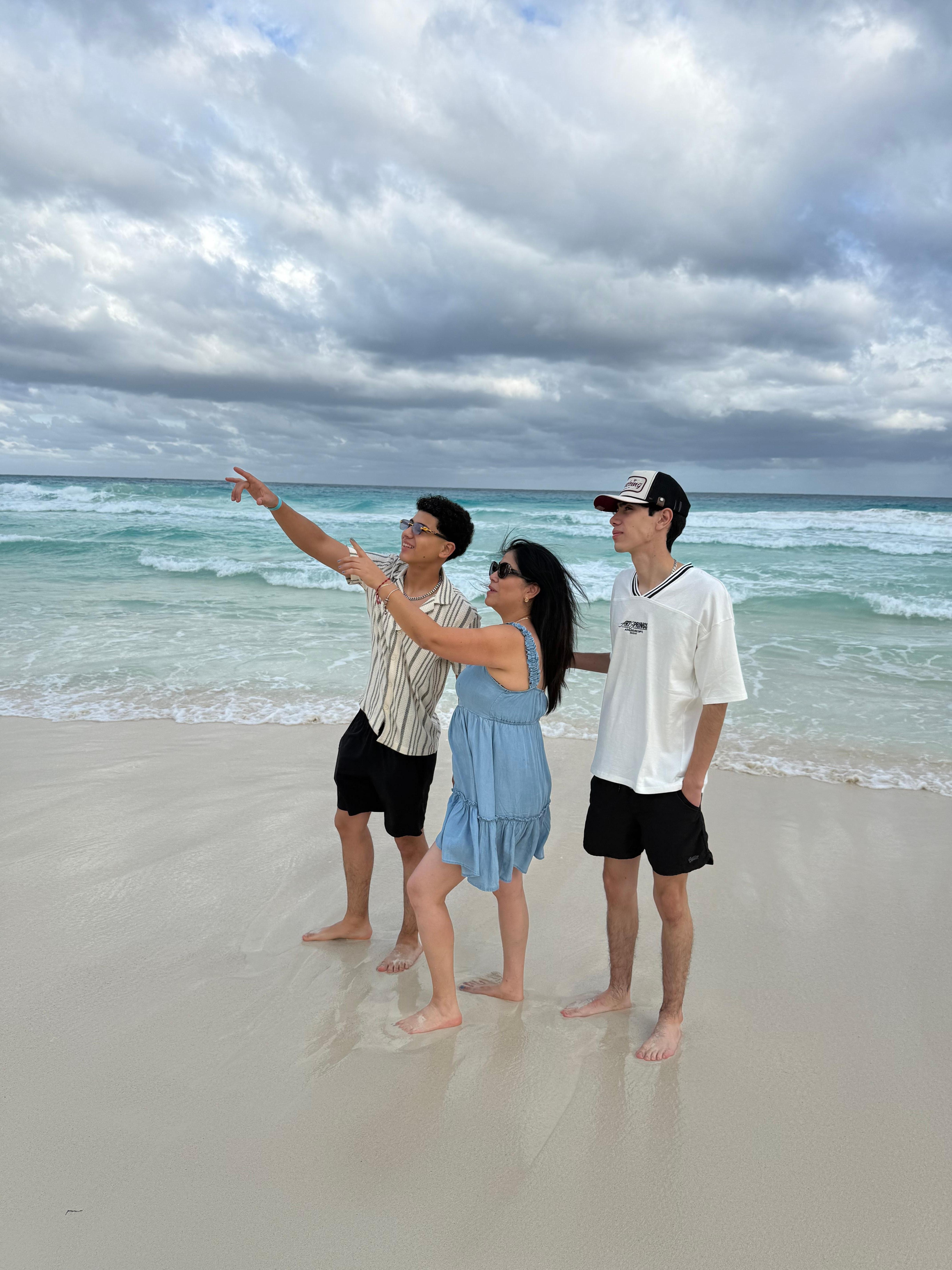 La playa muy limpia, amplia y con muchos camastros y cabañas 