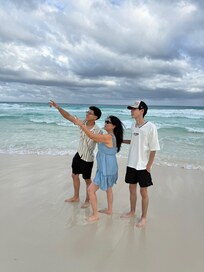 La playa muy limpia, amplia y con muchos camastros y cabañas