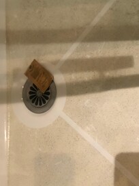 Duschbad müsste dringend gründlich gereinigt werden