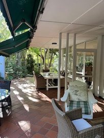 Out door breakfast seating area