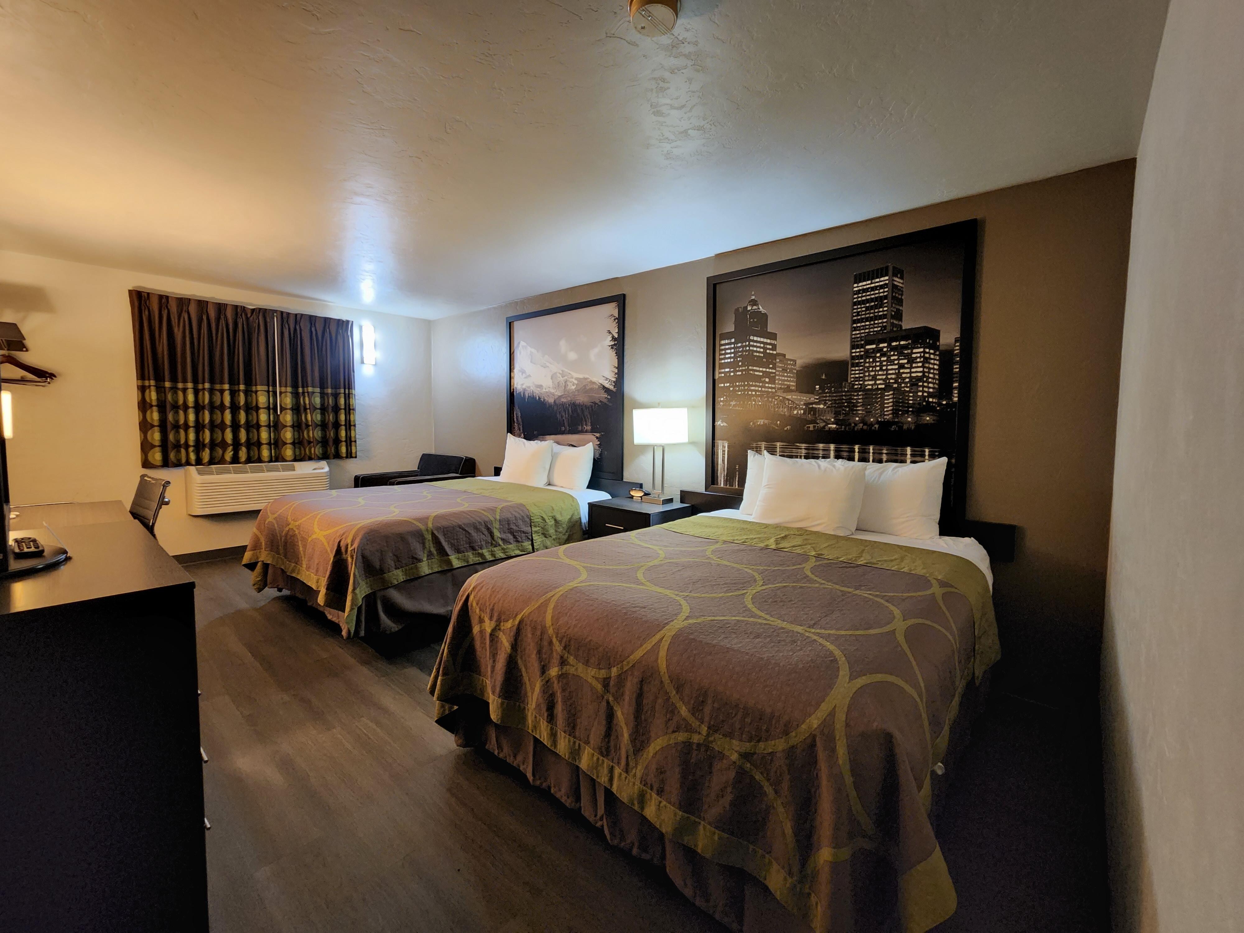 2 Queen Beds Room