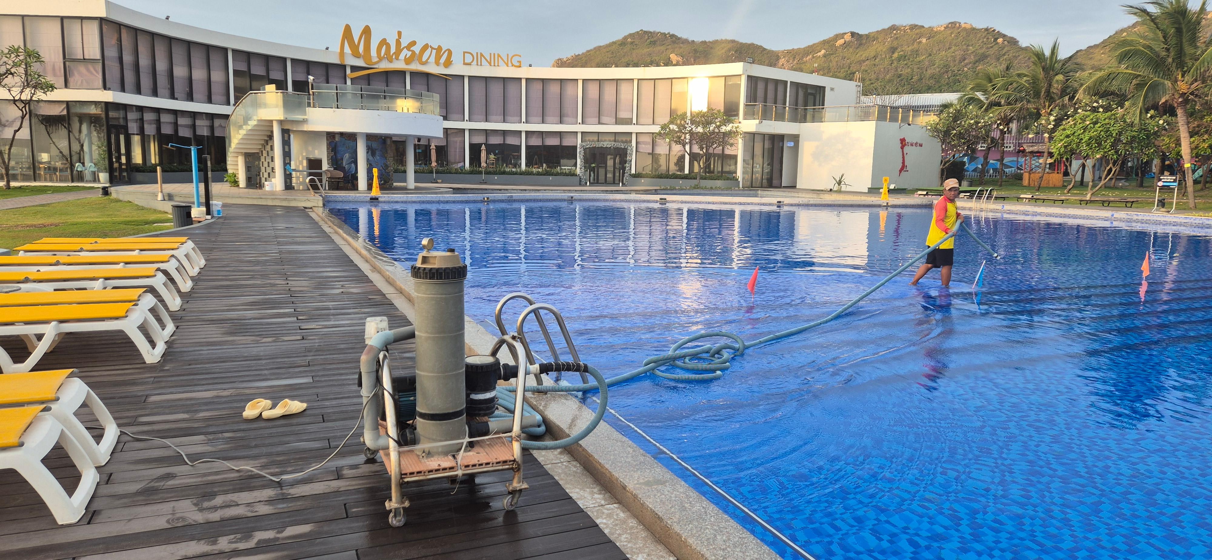 수영장 청소 하는걸 보면서 마음이 놓였어요