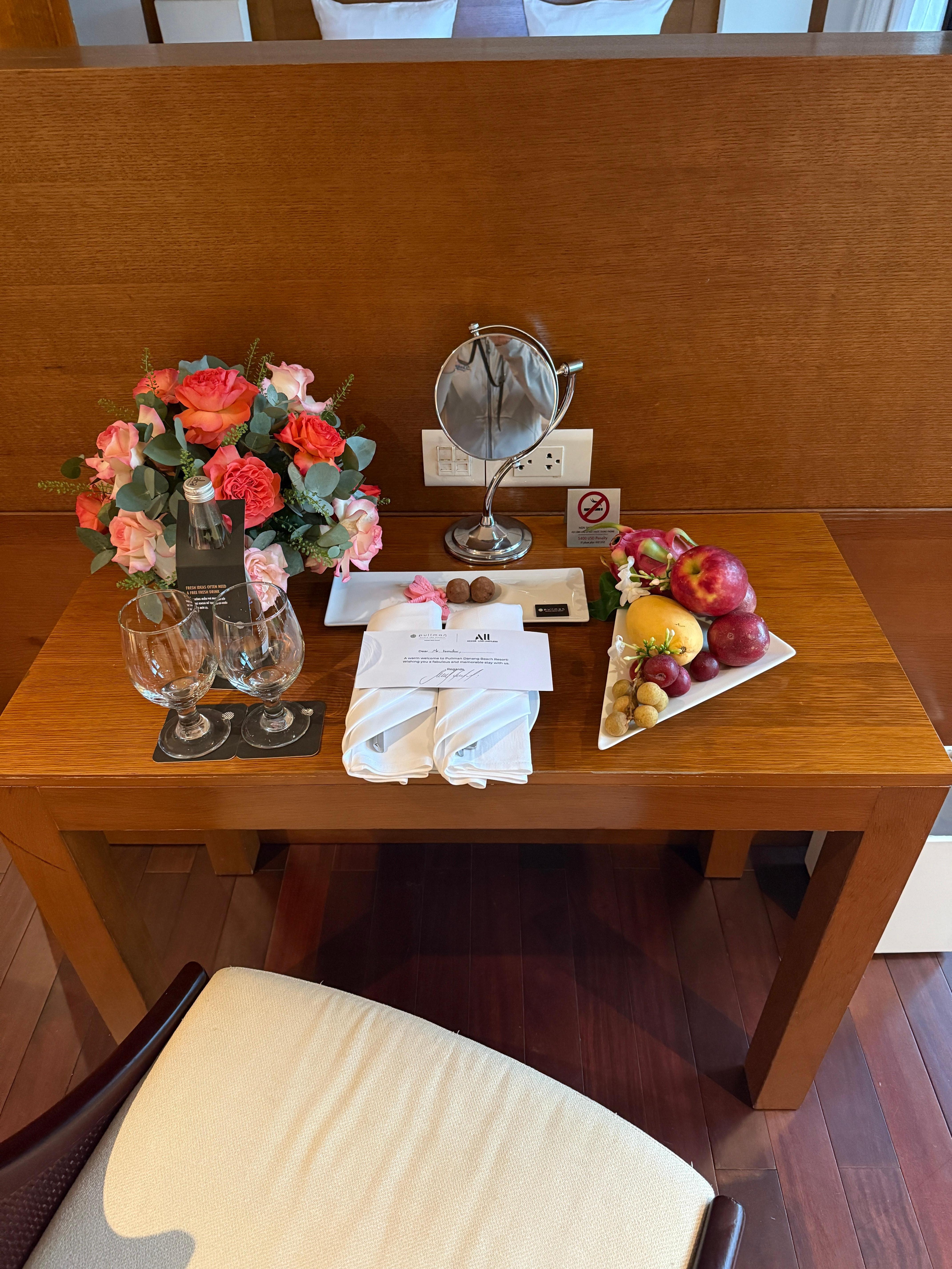 チェックイン　お花、果物、チョコレートのお出迎え