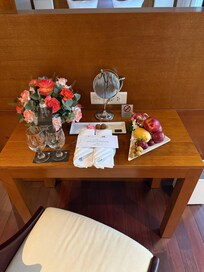 チェックイン お花、果物、チョコレートのお出迎え