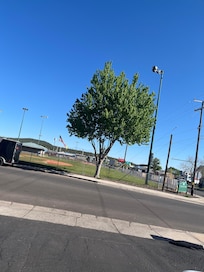 A un costado de parque y muy cercas del tren que te lleva al gran cayon