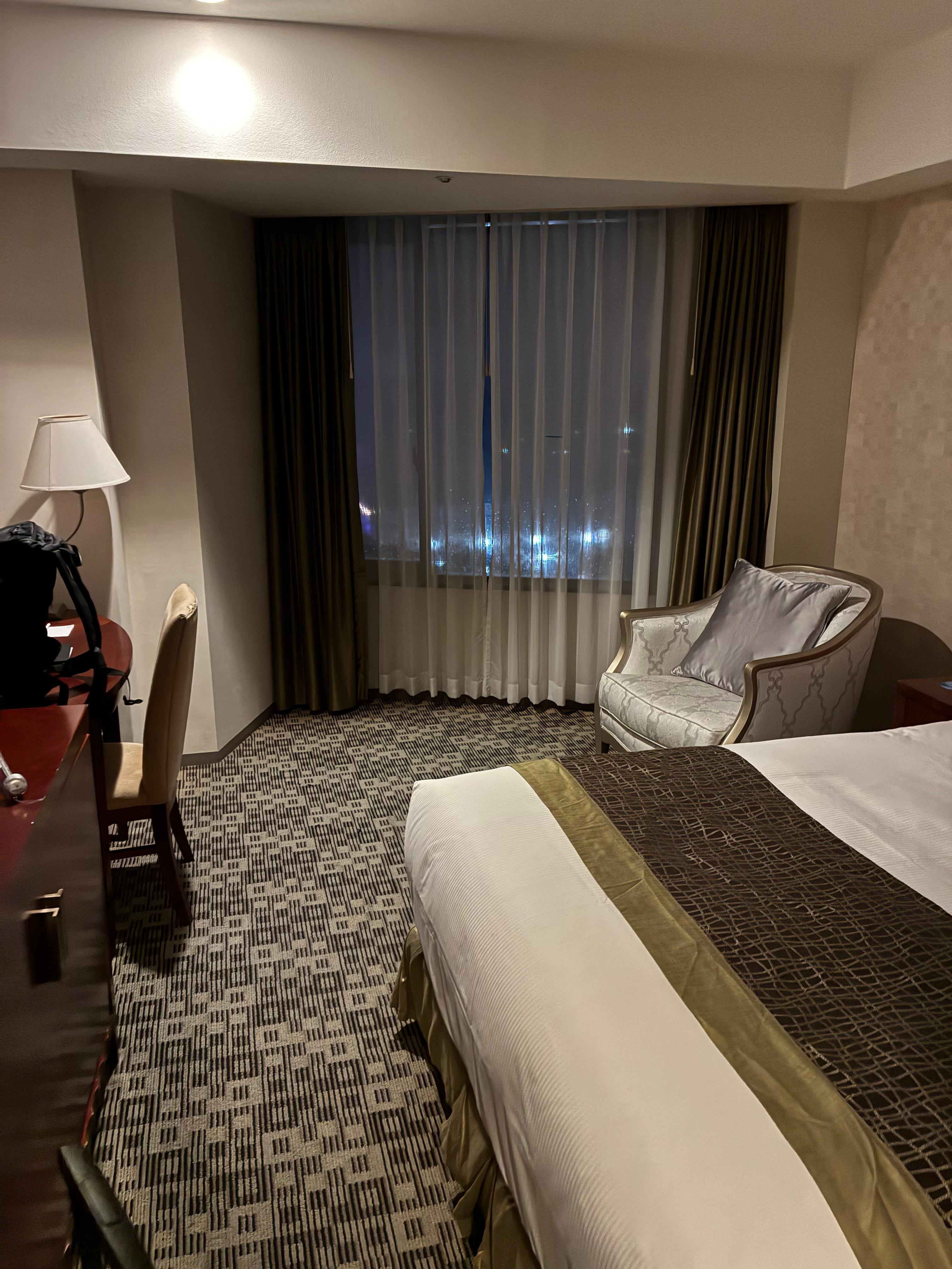 客室は広く、ベッドはとても良い。