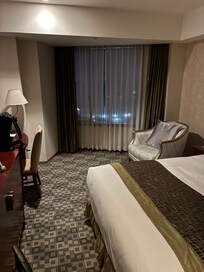 客室は広く、ベッドはとても良い。