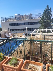 Utsikt fra frokost-terrassen og området rundt bassenget.