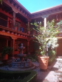 Le Patio très joliement décoré, autour duquel sont disposées les chambres... ambiance très agréable.
