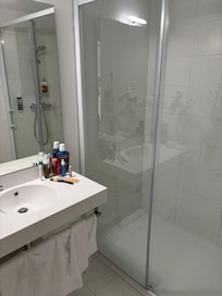 Salle d’eau sans rangement juste un muret près du wc.