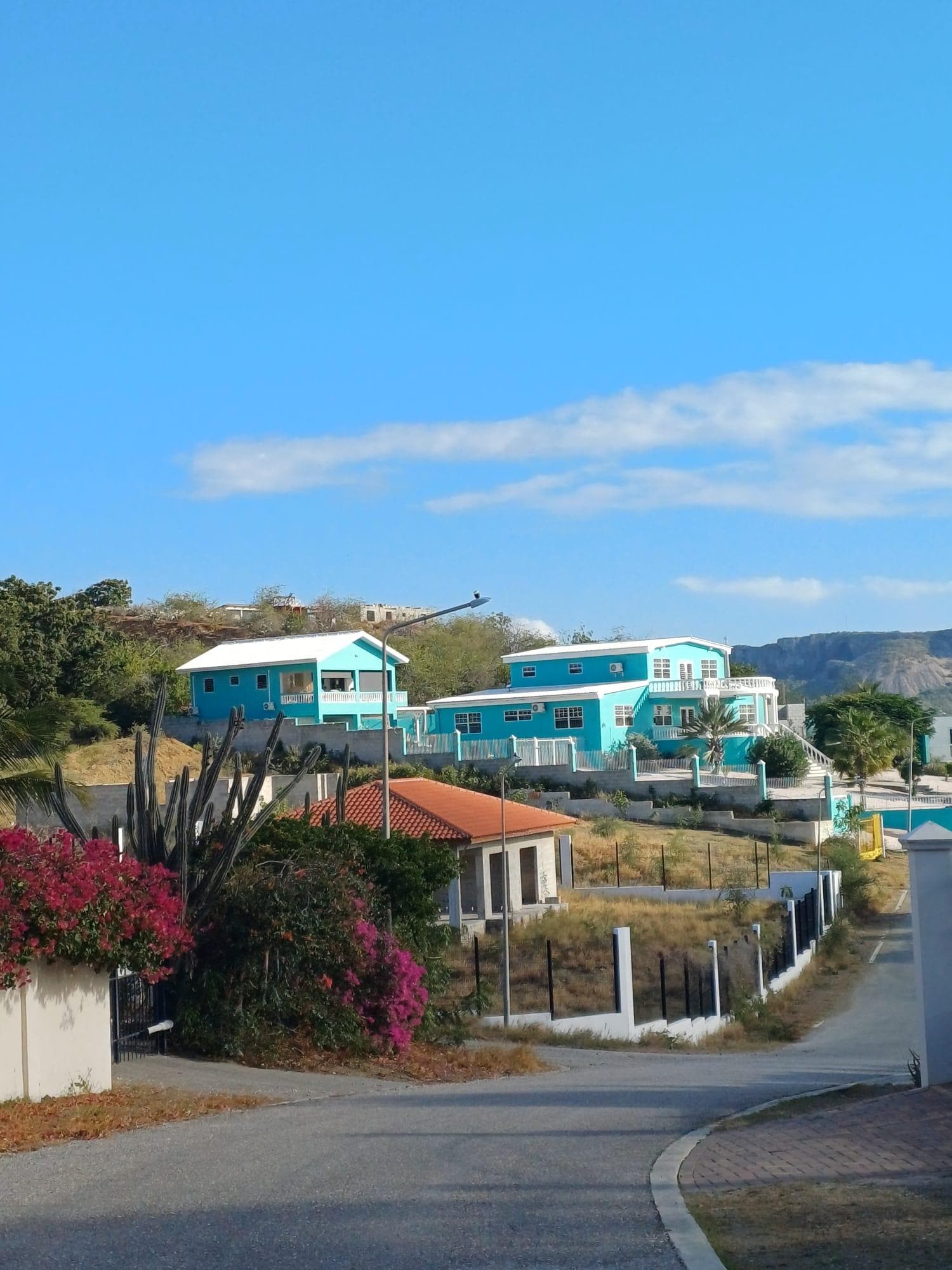 De prachtige villa doemt op, wanneer we aan komen rijden 