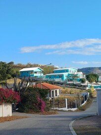 De prachtige villa doemt op, wanneer we aan komen rijden