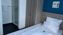 Schlafraum mit leicht abgetrennter Dusche …