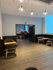 La recepción al fondo del  comedor, solo 1 recepcionista por turno con hotel lleno en temporada alta