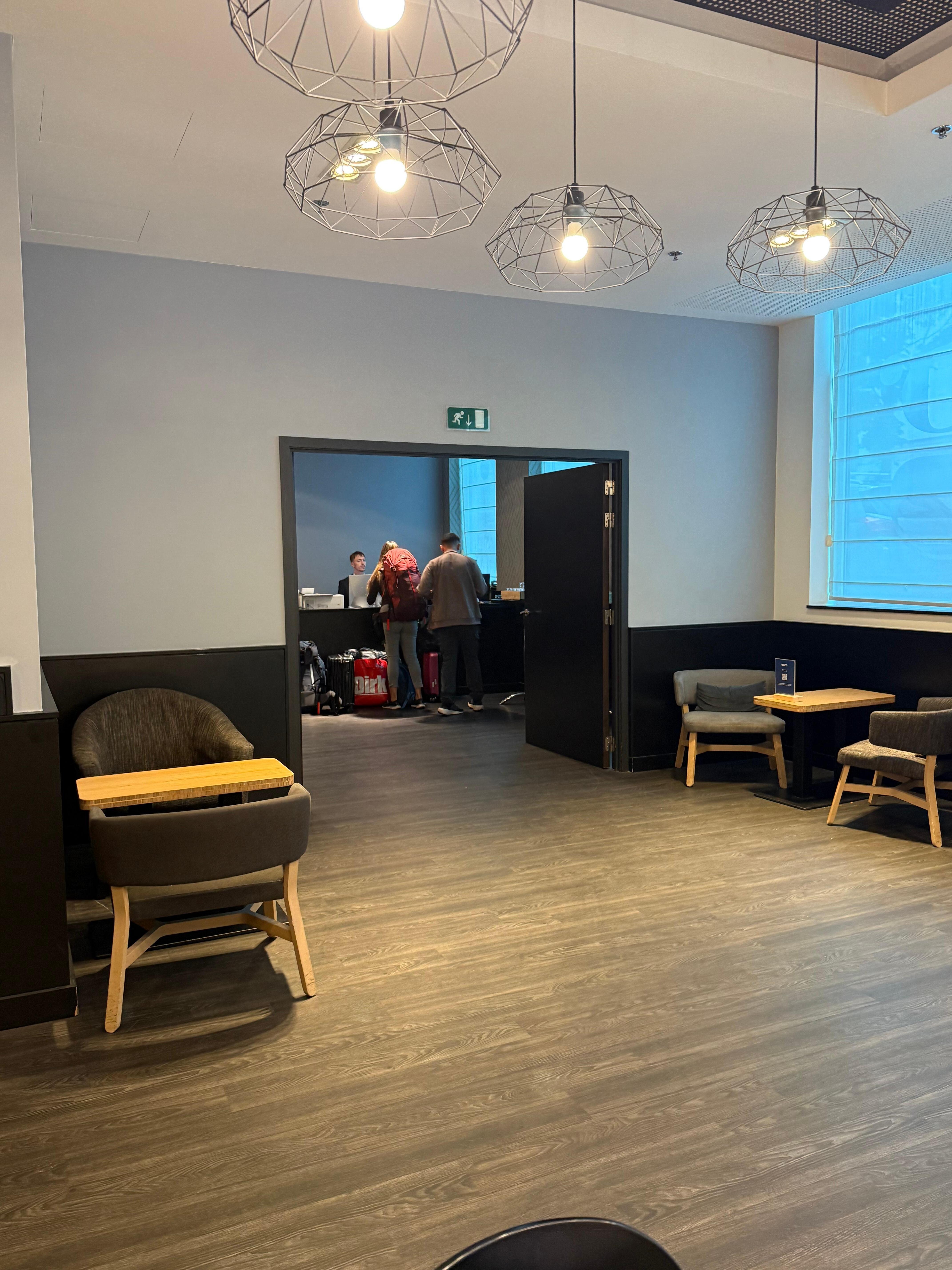 La recepciรณn al fondo del comedor, solo 1 recepcionista por turno con hotel lleno en temporada alta