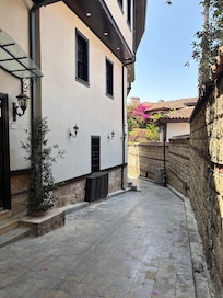 La rue de l’hôtel très calme.