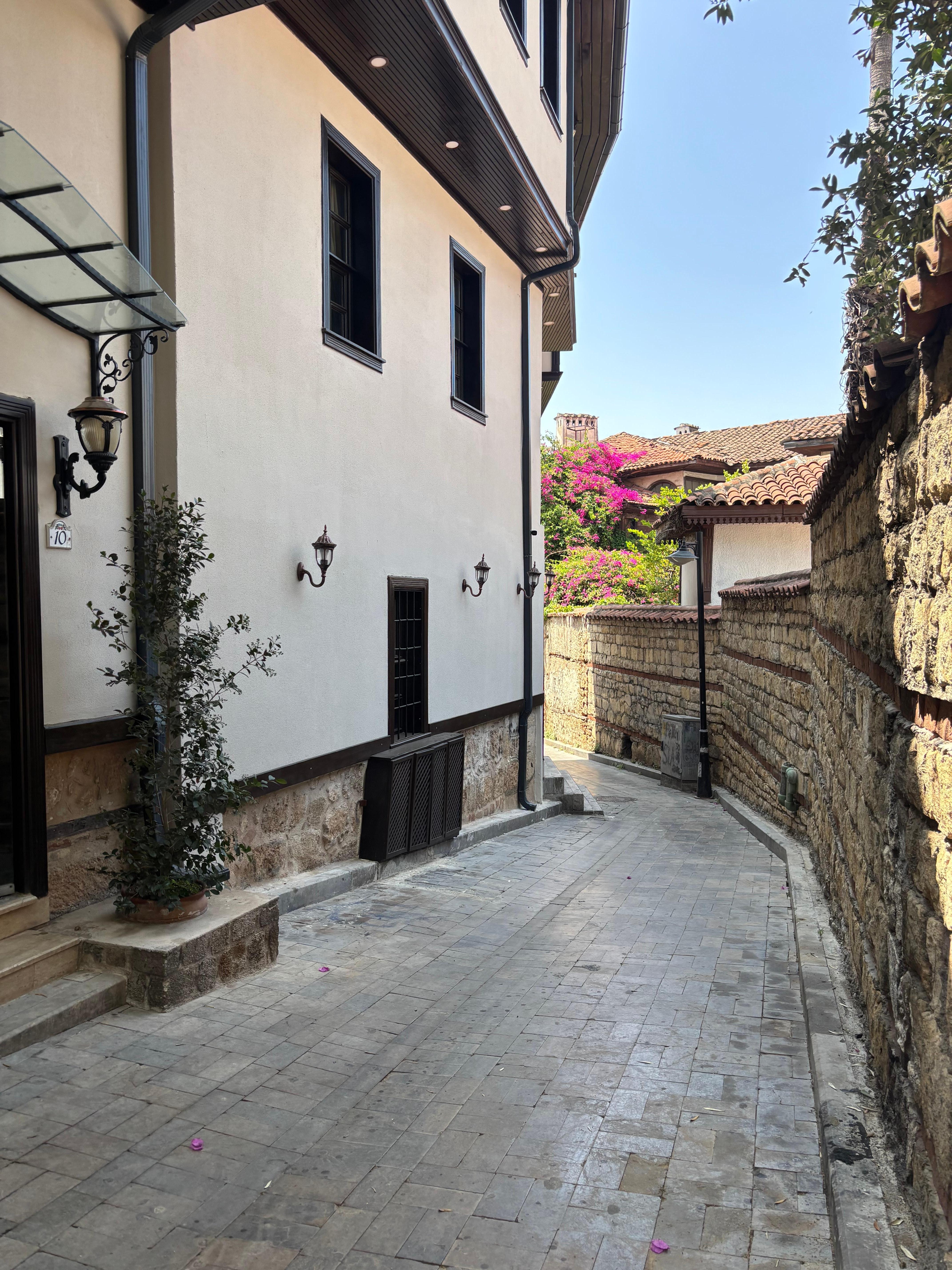 La rue de l’hôtel très calme.
