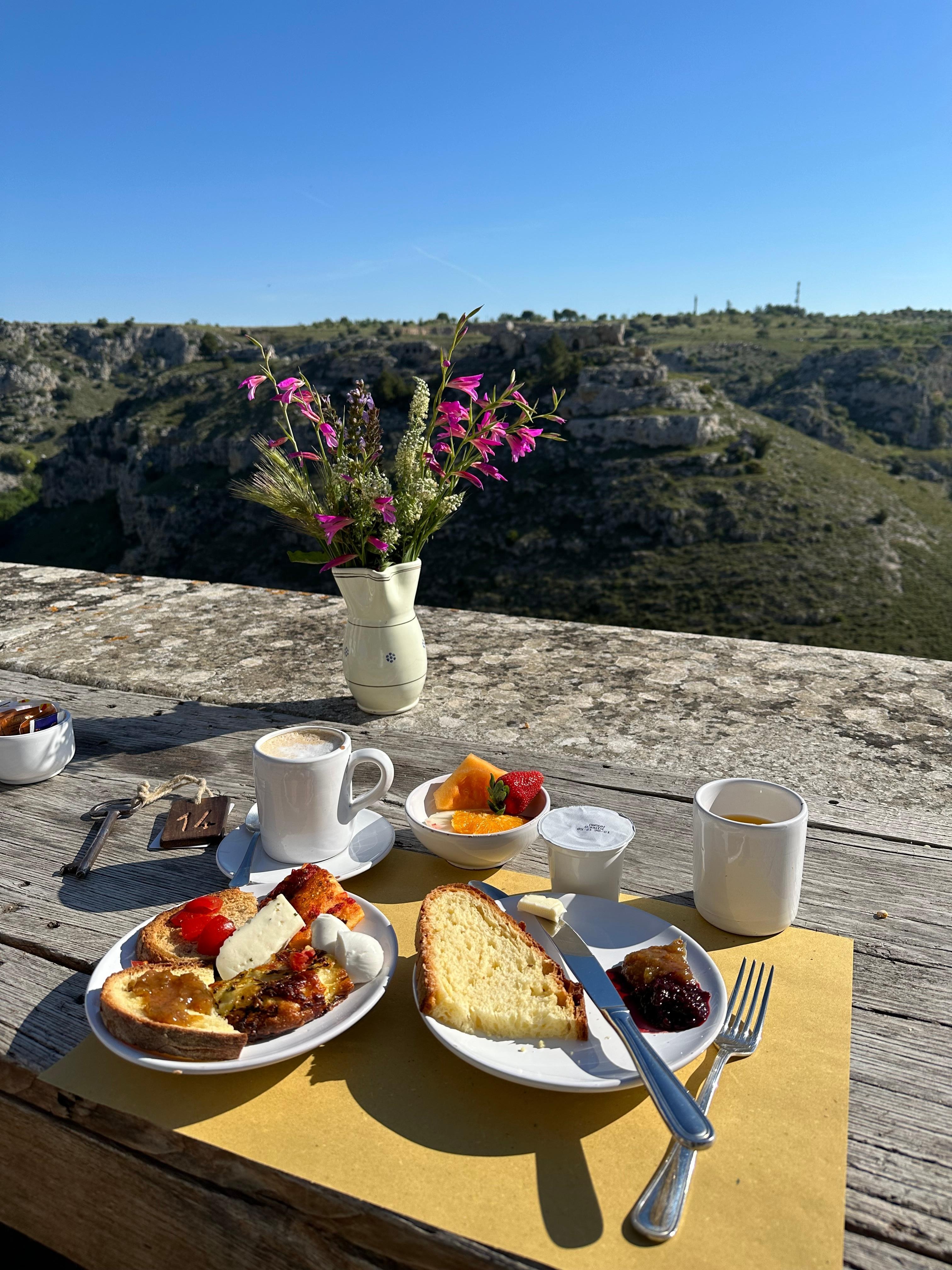 Petit déjeuner sur terrasse 