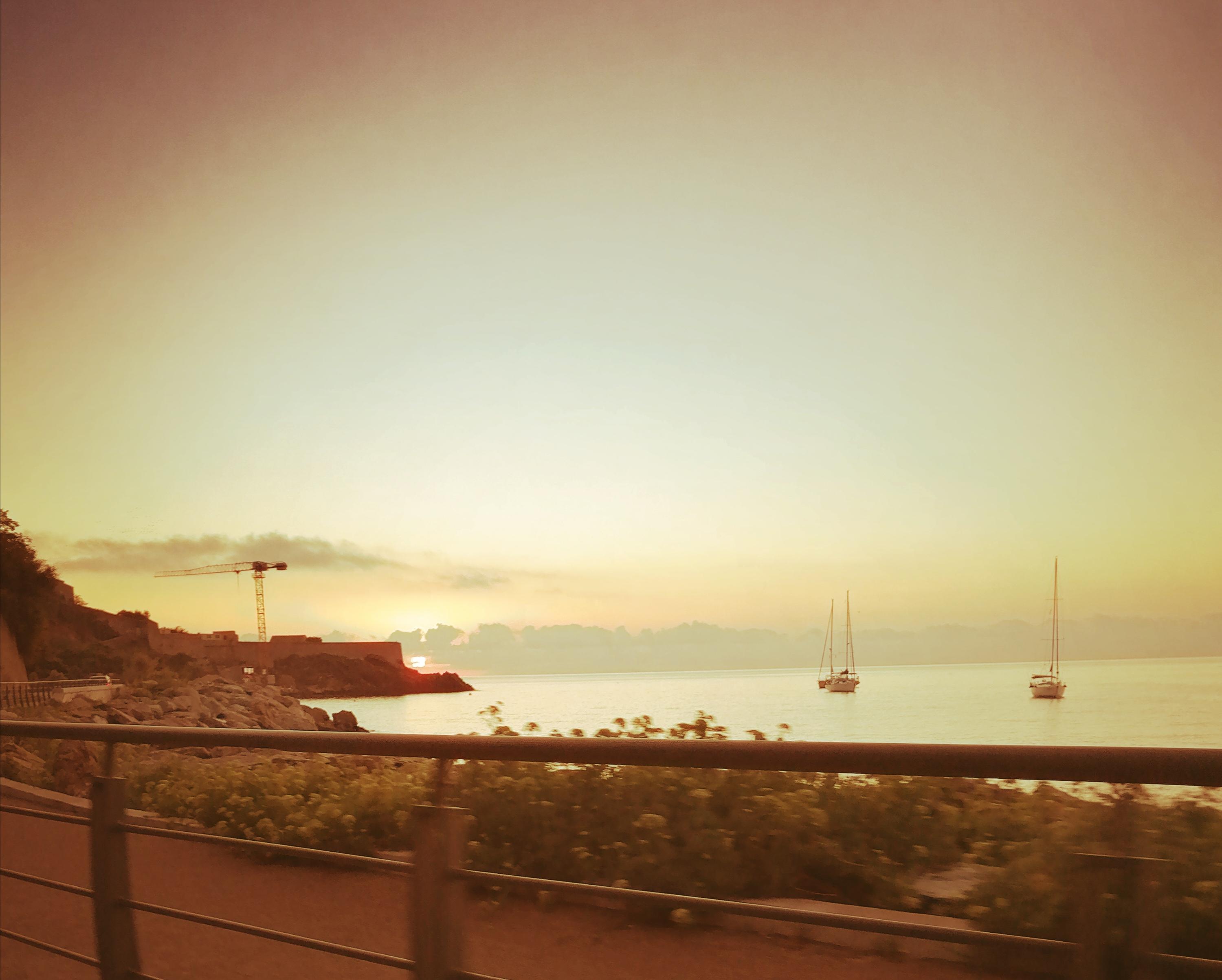 Lever de soleil sur le port de Bastia un juste avant de prendre le bateau