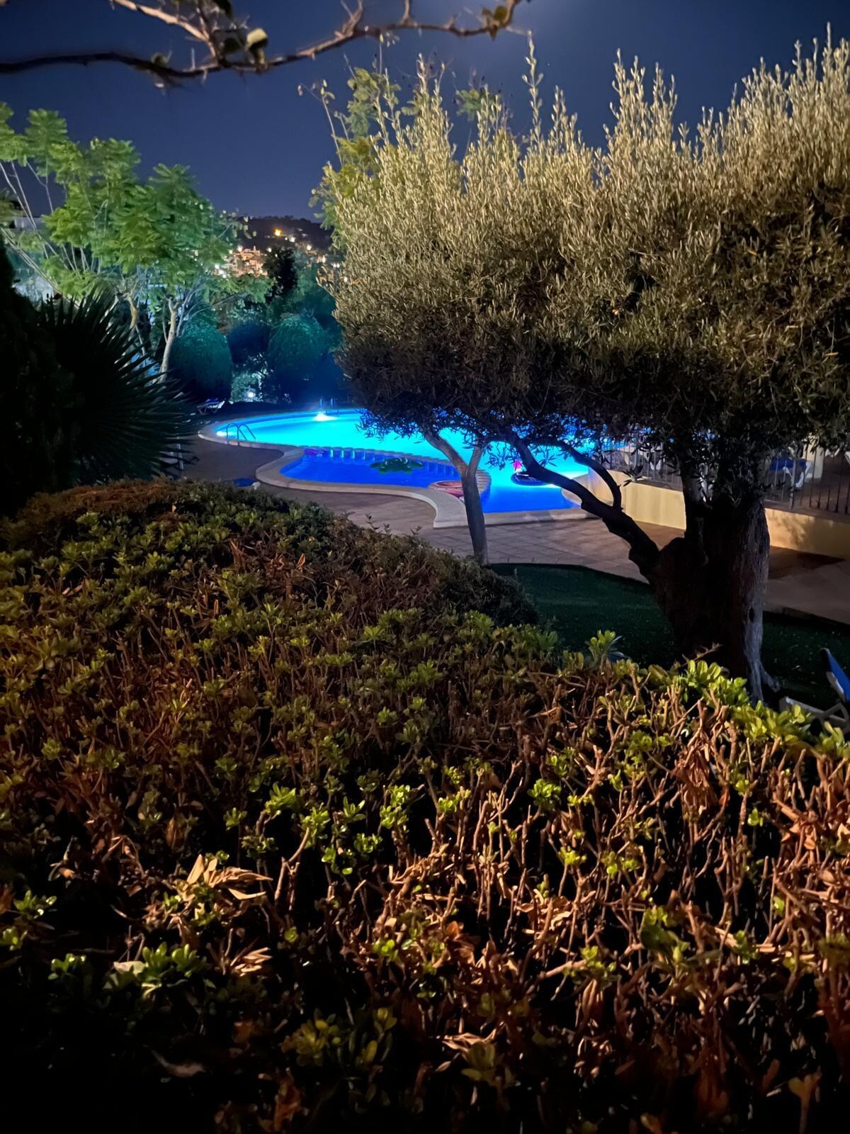 La vista de la piscina por la noche, a 5m de Monteclaro 10