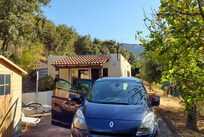 Terasse und Parkplatz