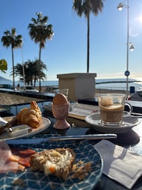 Desayuno en la terraza del hotel.