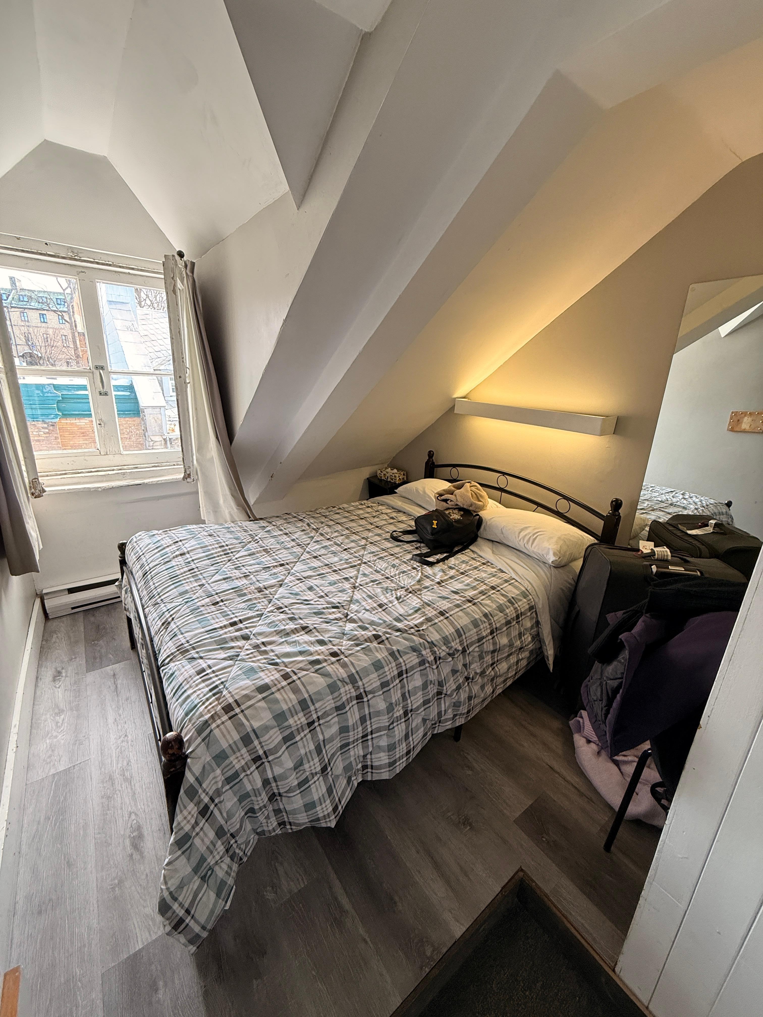 muy bonito cuarto y comódo