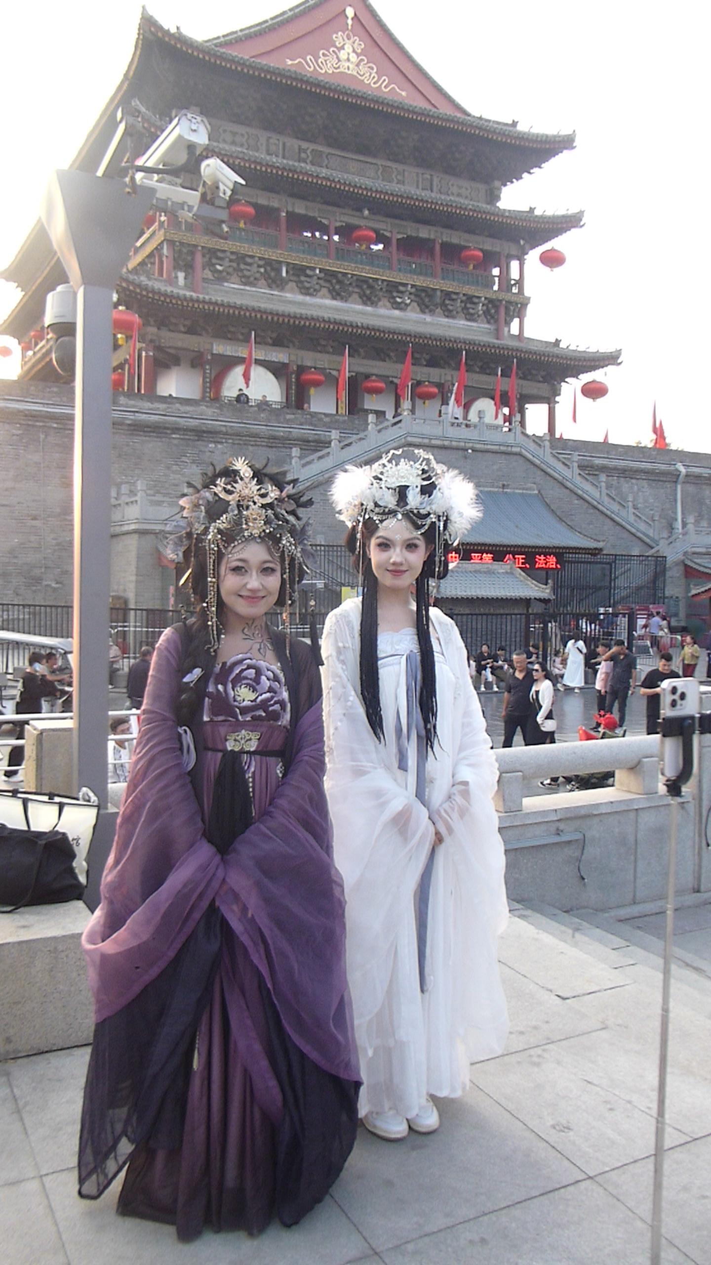 Jeunes filles en costume devant la Tour du Tambour