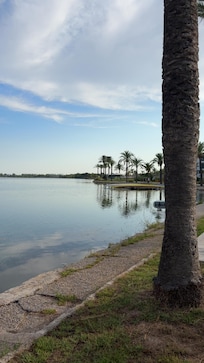 Le lac sur le côté