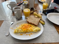 Yummy omelette breakfast included. Polite to tip for the great service too so I’d recommend bringing a tip :)