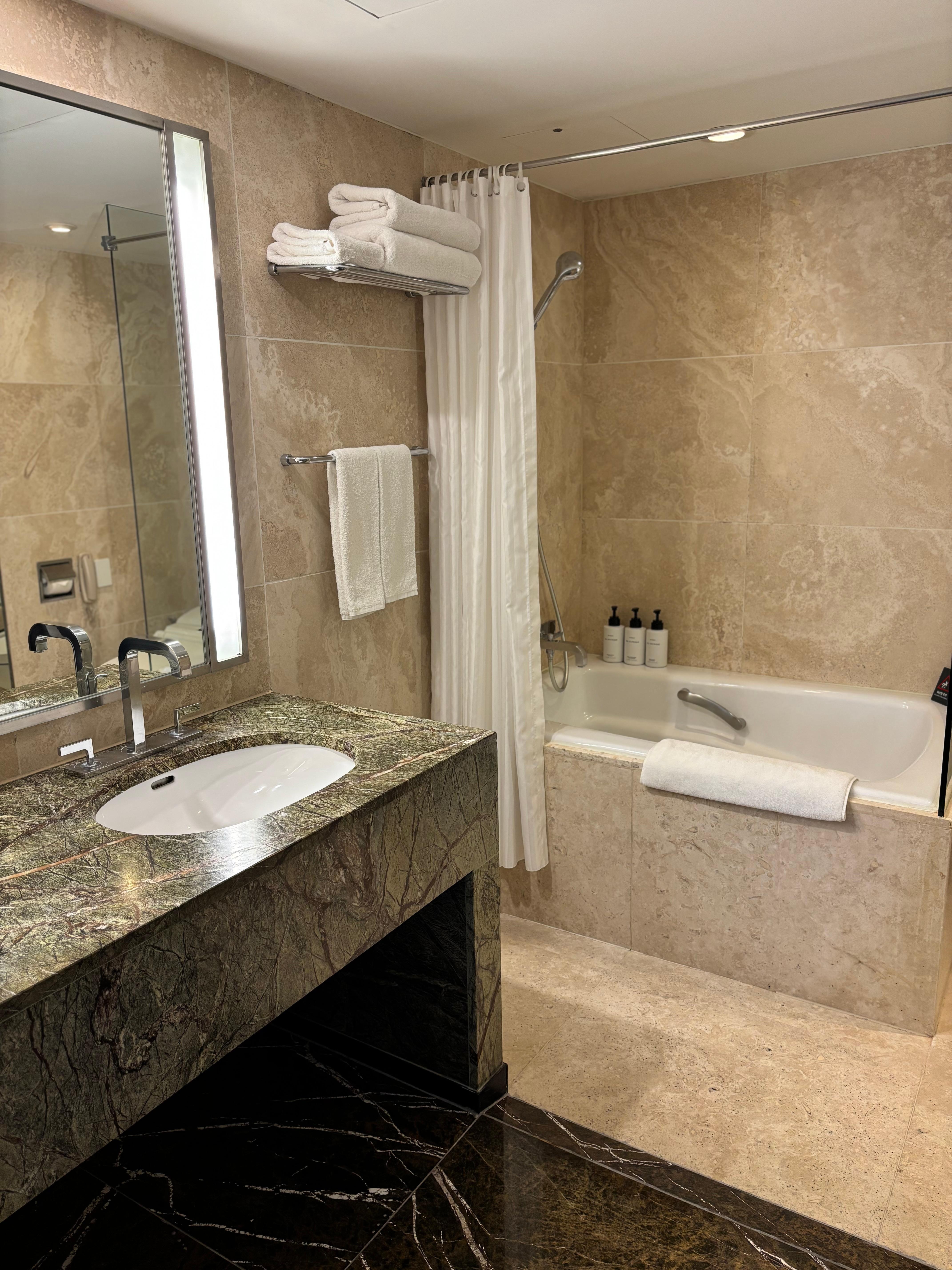 バスタブは深くお湯も貯められます